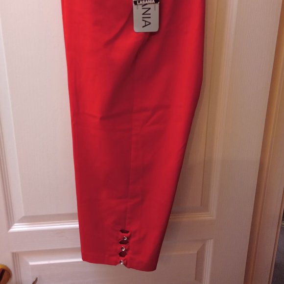 Lasania, Red Capris - Picture 9 of 9